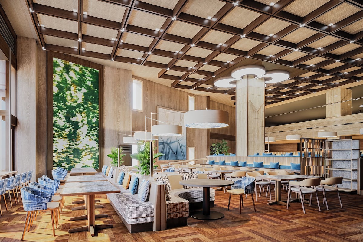 Un restaurant moderne doté d’un plancher en bois, de hauts plafonds et d’un grand jardin vertical.