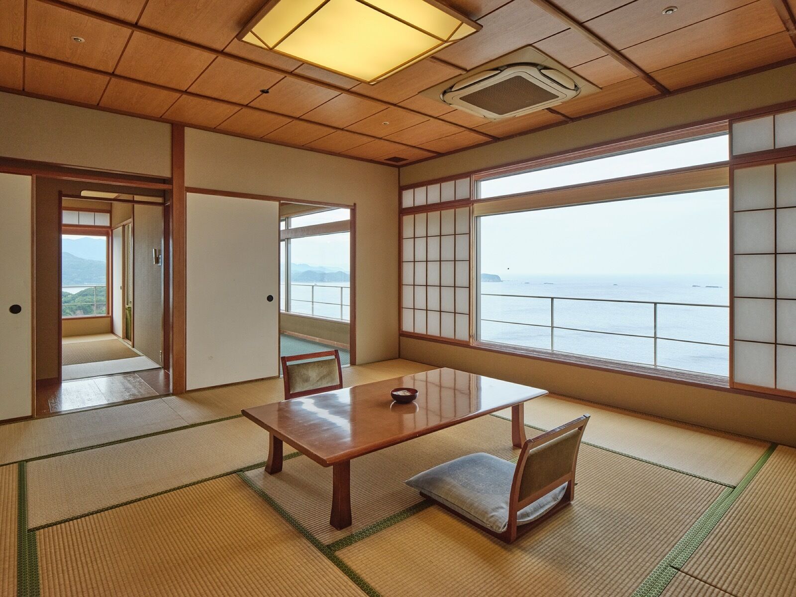 Traditional Room, Smoking | Peti besi dalam bilik 