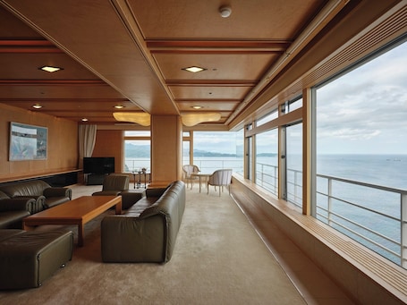 Traditional Room, Non Smoking (Sanjokan Executive Suite) | In-room safe. Hotel Urashima