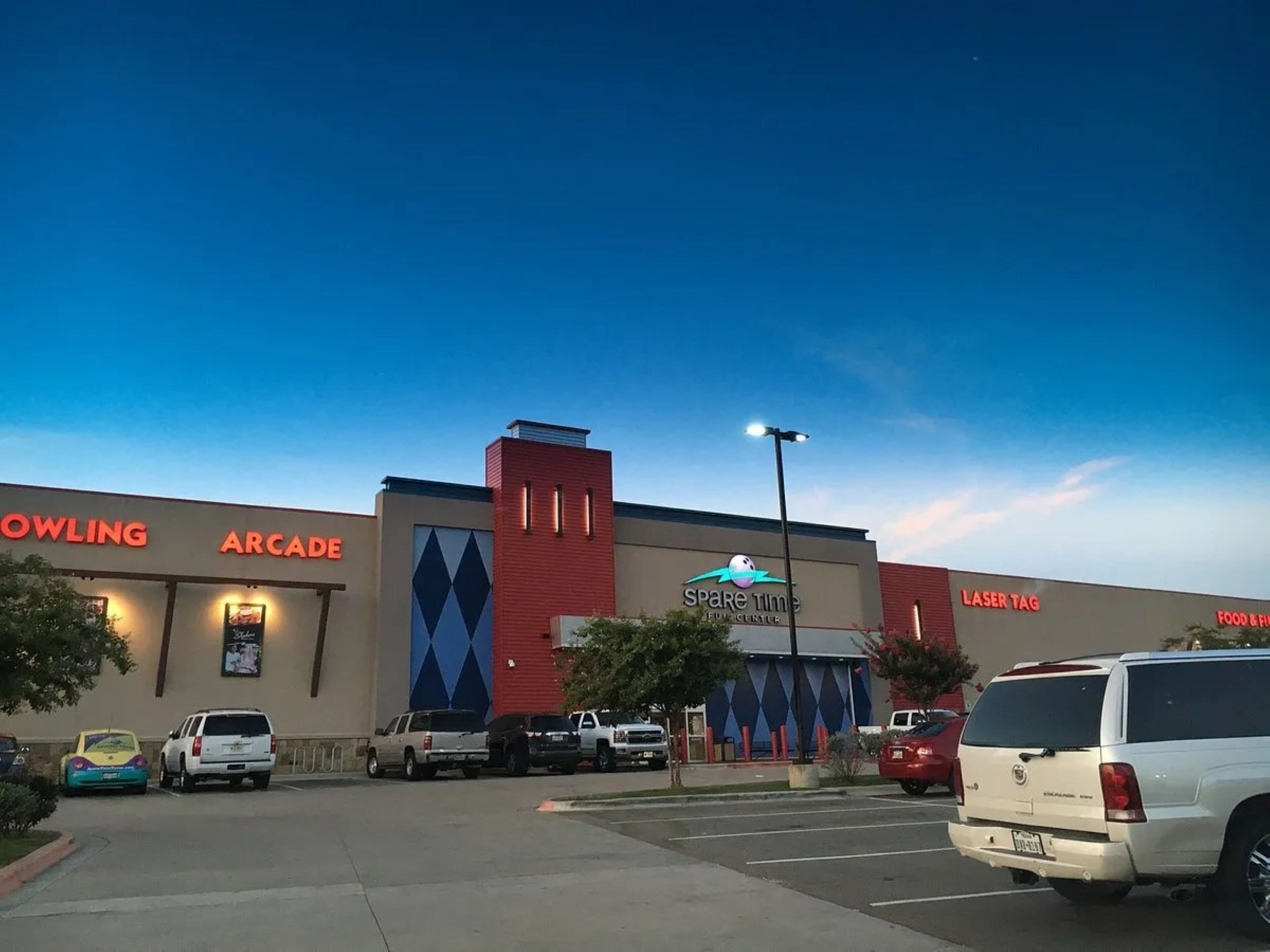 Un edifici comercial amb indicadors que mostren 'Bowling Arcade' i 'Spare Time' a la façana.