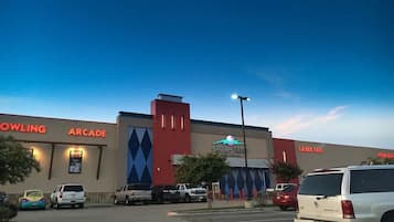 Un edifici comercial amb indicadors que mostren 'Bowling Arcade' i 'Spare Time' a la façana.