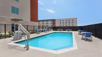 Una piscina al aire libre de temporada