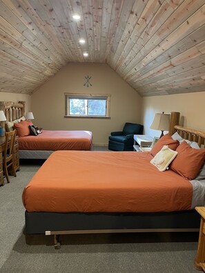 3 室のベッドルーム、デスク、旅行用ベビーベッド、WiFi (無料)