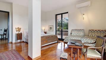 5 bedrooms, iron/ironing board, free WiFi, bed sheets