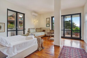 5 bedrooms, desk, iron/ironing board, free WiFi