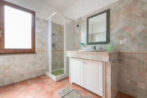 Een douche, een haardroger, handdoeken
