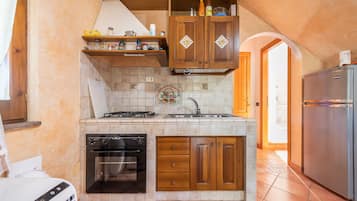 Een koelkast, een magnetron, een oven, een kookplaat