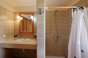 Baignoire, sèche-cheveux, serviettes fournies