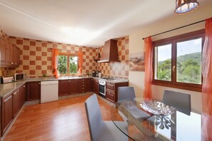 Fridge, microwave, oven, stovetop - Chalet "Cas Cans" with Mountain View, Pool, Wi-Fi, A/C, Balcony, Terrace & Garden (Arta)