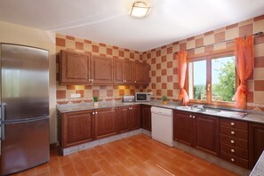 Fridge, microwave, oven, stovetop - Chalet "Cas Cans" with Mountain View, Pool, Wi-Fi, A/C, Balcony, Terrace & Garden (Arta)