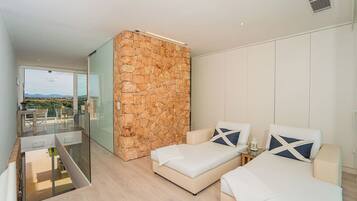 3 室のベッドルーム、WiFi (無料)、ベッドシーツ