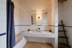 Baignoire, sèche-cheveux, serviettes fournies