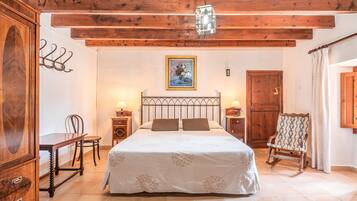 4 bedrooms, iron/ironing board, free WiFi, bed sheets