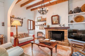 Een televisie, een open haard en een tafeltennistafel