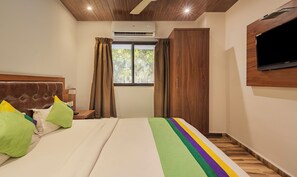 Economy Double Room | Desk, free WiFi, bed sheets - Treebo Seven Olives (Mumbai)