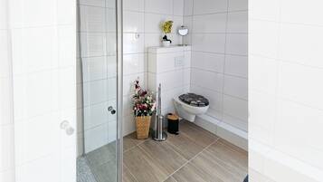 Dusche, Haartrockner, Toilettenpapier