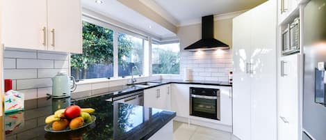 冷蔵庫、電子レンジ、オーブン、コンロ