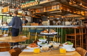 Daily cooked-to-order breakfast (ILS 120 per person)