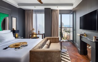 Habitación ejecutiva, vistas al mar | Minibar, caja fuerte, escritorio y espacio para trabajar con un portátil