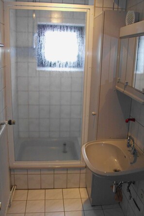 Haartrockner, Handtücher, Seife, Toilettenpapier