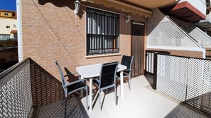 Outdoor dining - Semi-detached house with two floors, located 100m from the sea in Morro de Gos beach (Oropesa)