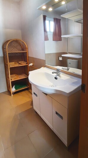 Shower, bidet - Semi-detached house with two floors, located 100m from the sea in Morro de Gos beach (Oropesa)