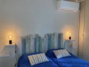 1 habitación y tabla de planchar con plancha