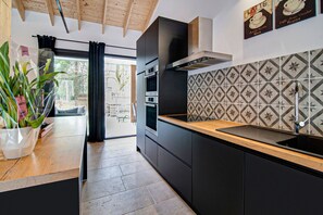 Jääkaappi, mikroaaltouuni, uuni, liesi