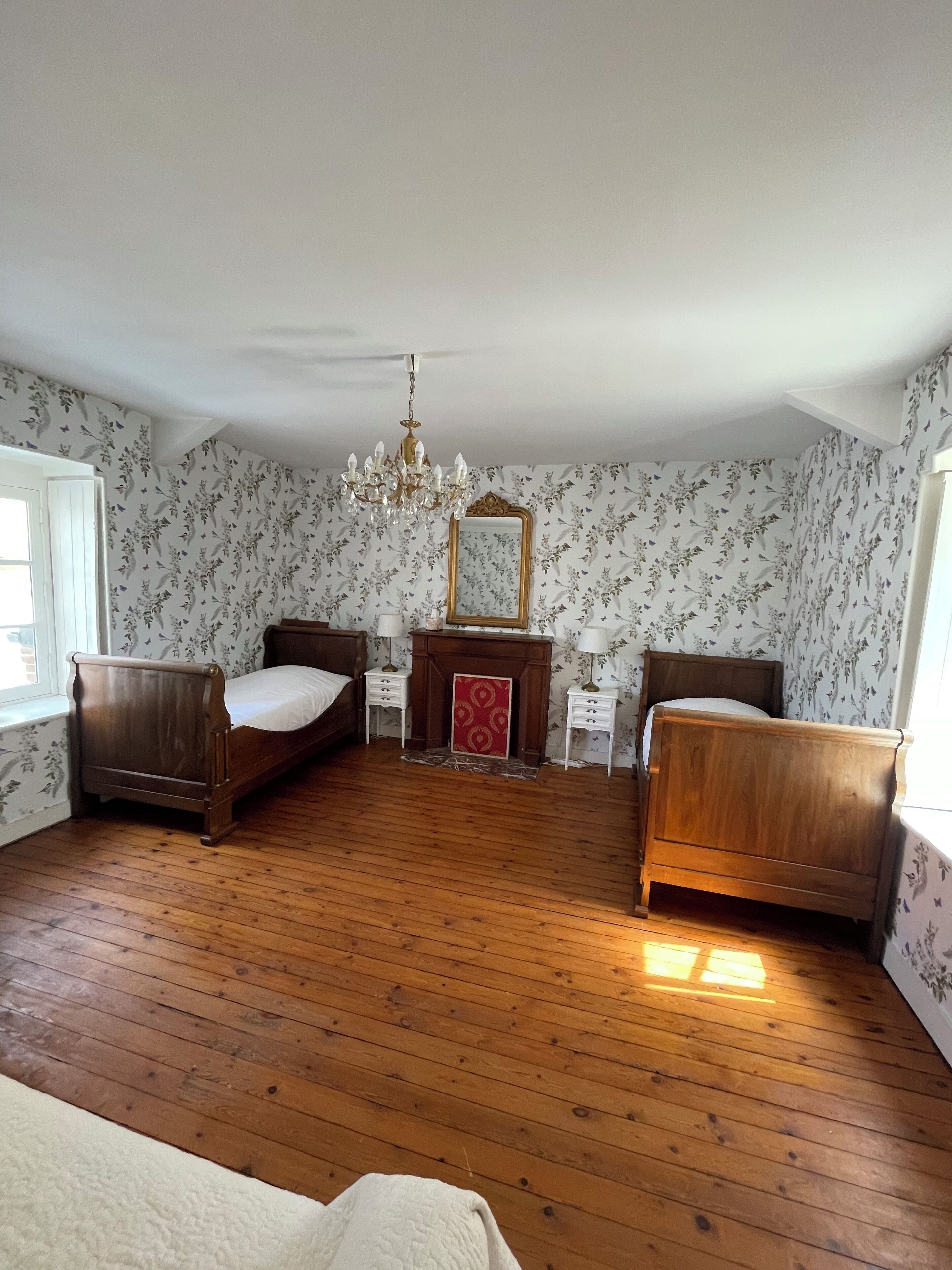 17 Schlafzimmer, Schreibtisch, Bügeleisen/Bügelbrett, Reisekinderbett