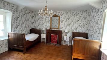 18 bedrooms, desk, iron/ironing board, free WiFi