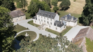 A large, historic building with multiple wings and a central courtyard. - Château la Gauchetiere Avec Piscine (Chailloué)