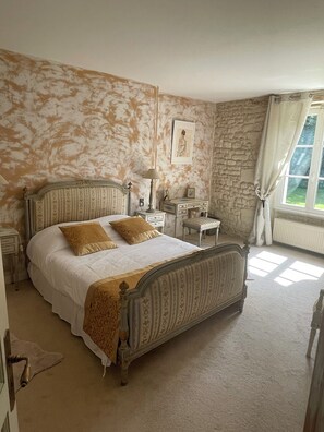 17 bedrooms, desk, iron/ironing board, travel cot