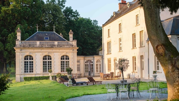 A large, historic building with a symmetrical facade, large windows, and a well-maintained lawn with outdoor seating. - Château la Gauchetiere Avec Piscine (Chailloué)