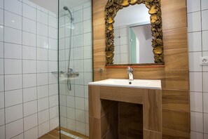 Secador de cabelo, toalhas de banho, sabonete, papel higiênico