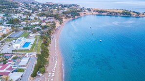 Beach nearby, sun-loungers, beach towels
