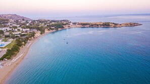 Perto da praia, espreguiçadeiras, toalhas de praia 