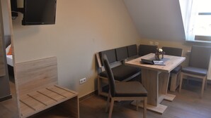 Dobbeltrom (Herbstträume) | Oppholdsområde | En 20-tommers Flatskjerm-TV med kabel-kanaler samt TV