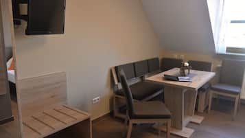 Double Room (Herbstträume) | Living area | 20-inch flat-screen TV with cable channels, TV