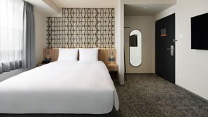 In-room safe, laptop workspace, blackout drapes, iron/ironing board