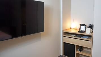 Premier Queen | In-room safe, laptop workspace, blackout drapes, iron/ironing board