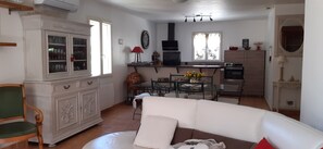 Télévision, livres, médiathèque, chaîne hi-fi