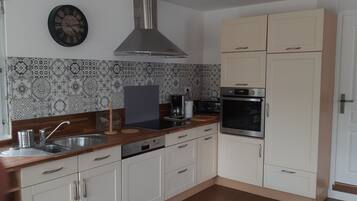 Refrigerador, microondas, horno, placa de cocina