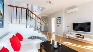 Smart-tv, bordsfotboll, ett bordtennisbord och en stereo