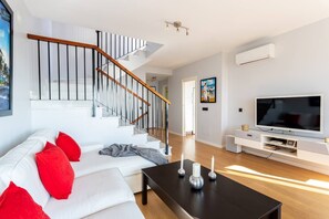 Smart TV, table football, ping pong, stereo