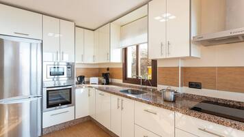 Een koelkast, een magnetron, een oven, een kookplaat