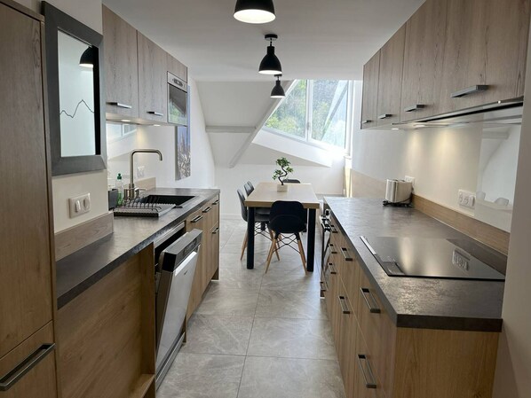 Jääkaappi, mikroaaltouuni, liesi, astianpesukone