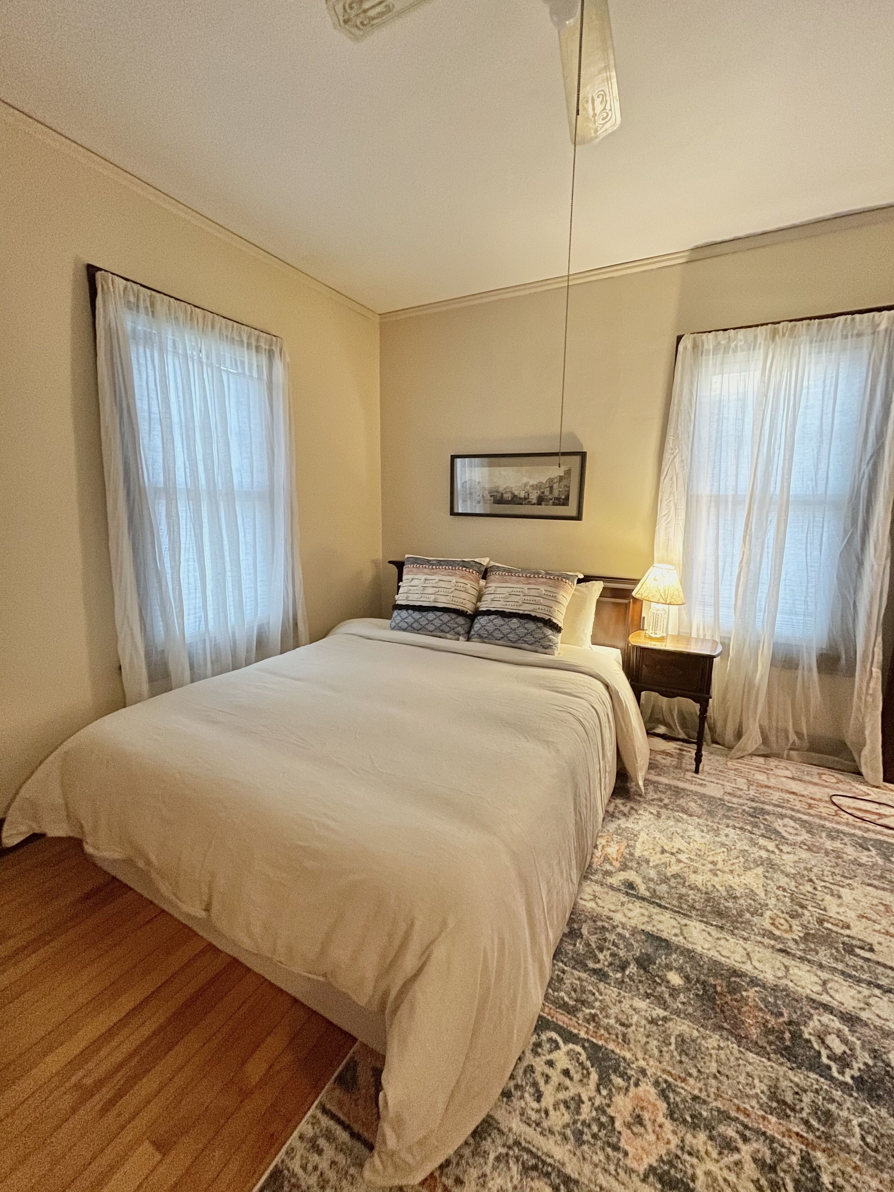 Cate’s Place - Cozy + Stylish home - 1 mile from<br>Lake Michigan! 3br 1ba 