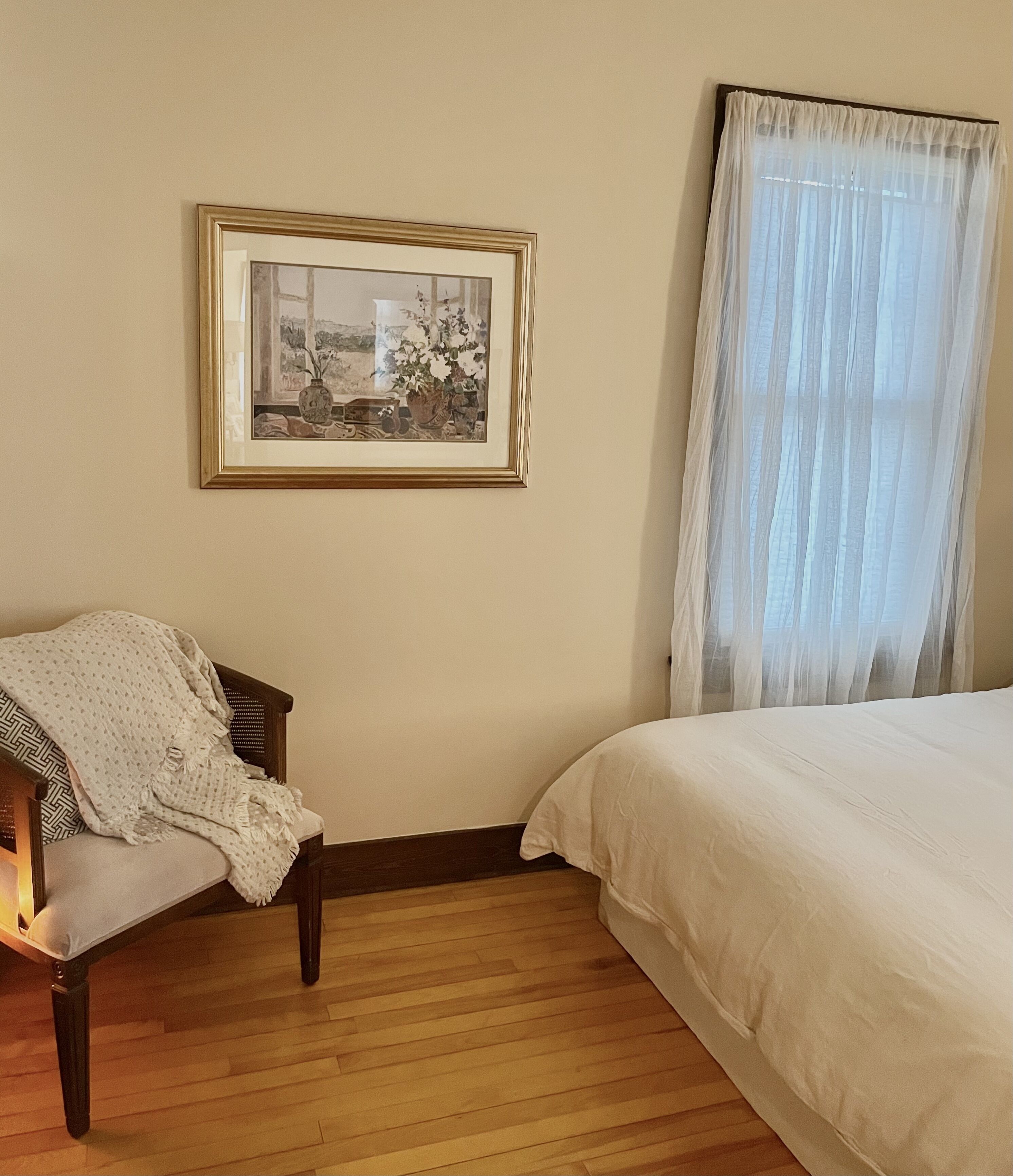 Cate’s Place - Cozy + Stylish home - 1 mile from<br>Lake Michigan! 3br 1ba 