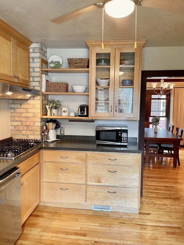 Frigorifero, microonde, forno, piano cottura