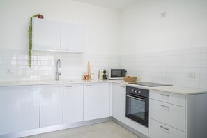 Microwave, oven, stovetop, cookware/dishes/utensils - Achziv Beach Living Vacation Apartment (Nahariya)
